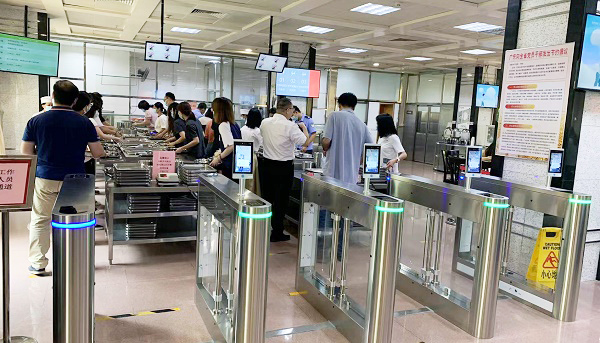 人臉識別技術(shù)應(yīng)用！校園刷臉門禁系統(tǒng)