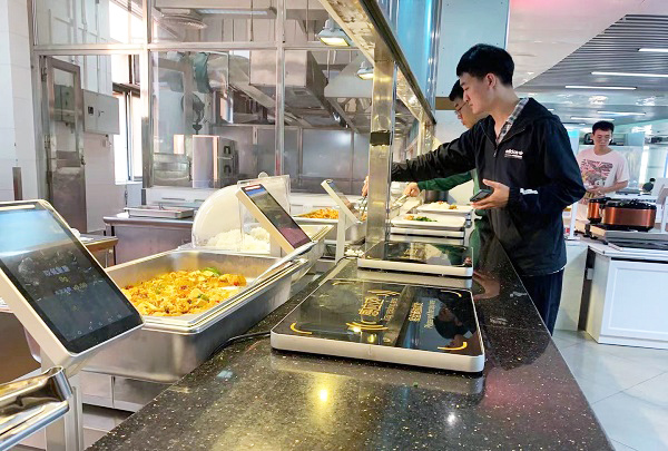 稱重自助餐走進(jìn)學(xué)校 讓人抵抗不了的自助餐模式！